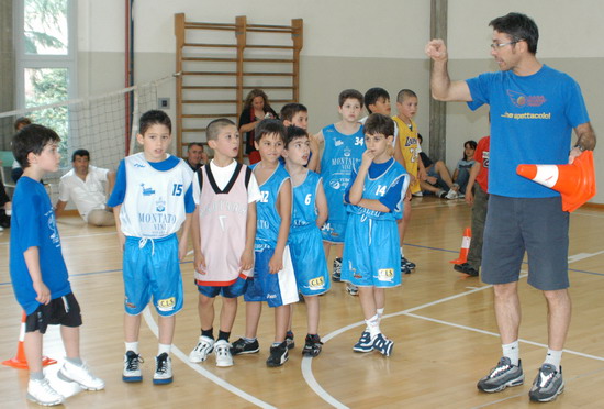 Coach Stefano Colombo illustra gli esercizi da fare